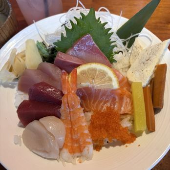 Momiji SLU - Lunch Chirashi Bowl - Sushi Bars Near Me - Seattle, Washington Momiji SLU - Lunch Chirashi Bowl - Sushi Bars Near Me - Seattle, Washington