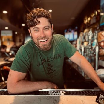 Venice Beach Bar & Kitchen - Zack Fahey bartender extraordinaire! - Dive Bars Near Me - Venice, California Venice Beach Bar & Kitchen - Zack Fahey bartender extraordinaire! - Dive Bars Near Me - Venice, California