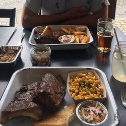 Memphis Roadhouse - Kansas Big Ribs med butter corn med bacon, og en lille portion coleslaw.