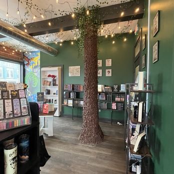 Book Nook On Main - Tree - Bookstores Near Me - Winchester, Kentucky Book Nook On Main - Tree - Bookstores Near Me - Winchester, Kentucky