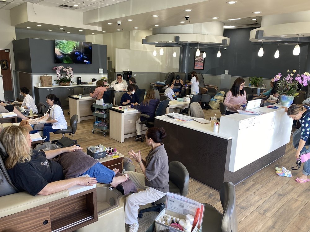 Happy Nails and Spa Logo