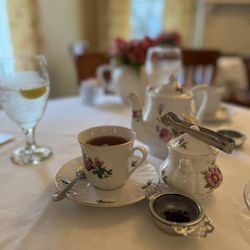 Chelsea's On Thornton - Lovely tea, setting, and tea. Beautiful decor.