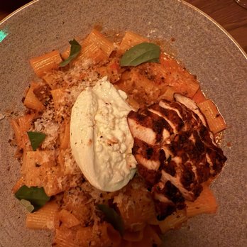 Earls Kitchen + Bar - Burrata chicken pasta - Cocktail Bars Near Me - Honolulu, Hawaii Earls Kitchen + Bar - Burrata chicken pasta - Cocktail Bars Near Me - Honolulu, Hawaii