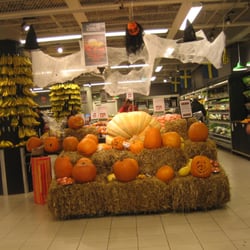 Coop Daglivs - Wonderful display for Halloween - well done!