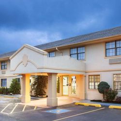 Super 8 by Wyndham Sulphur - Exterior
