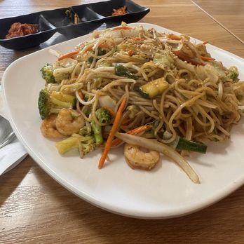 8 Star K - Yaki soba veggies and shrimp along with 3 little sides kimchi seaweed and kimchi styled bean sprouts - Korean Near Me - Yucca Valley, California 8 Star K - Yaki soba veggies and shrimp along with 3 little sides kimchi seaweed and kimchi styled bean sprouts - Korean Near Me - Yucca Valley, California