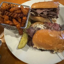 Tri-tip medium well with sweet-potatoes fries Tri-tip medium well with sweet-potatoes fries