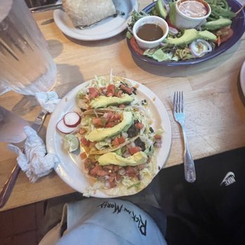 El Comalito - Avocado Nachos Supreme Salad Chicken Burrito Vegetarian Burrito - Mexican Near Me - Amherst, Massachusetts