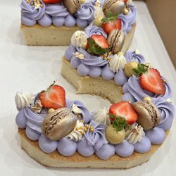 Butter Cakery - Vanilla cake, buttercream, icing, lemon-flavored macaroon with fresh strawberries