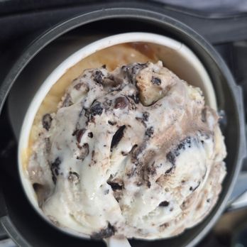 Baskin-Robbins - Double scoop: Chocolate Chip Cheesecake on the bottom and Caramel Turtle Truffle on top. - Ice Cream & Frozen Yogurt Near Me - Honolulu, Hawaii