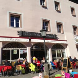Eiscafe La Fontana - Im März werden die ersten Sonnenstunden genossen.