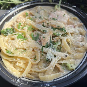 La Mona - Chicken and shrimp Alfredo. Delicious! - Italian Near Me - Fairview, Oregon La Mona - Chicken and shrimp Alfredo. Delicious! - Italian Near Me - Fairview, Oregon