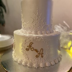 Bamboo Bakery - Custom Wedding cake, with pearl effect and piping.