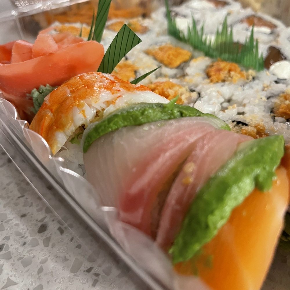 Rainbow roll, everything is so fresh! Rainbow roll, everything is so fresh!