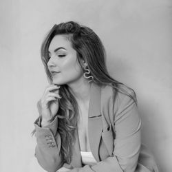 Opal Beauty - Hi, I'm Jackie - the stylist behind Opal Beauty! Creating beautiful, natural color and making clients feel their best is what I love most.