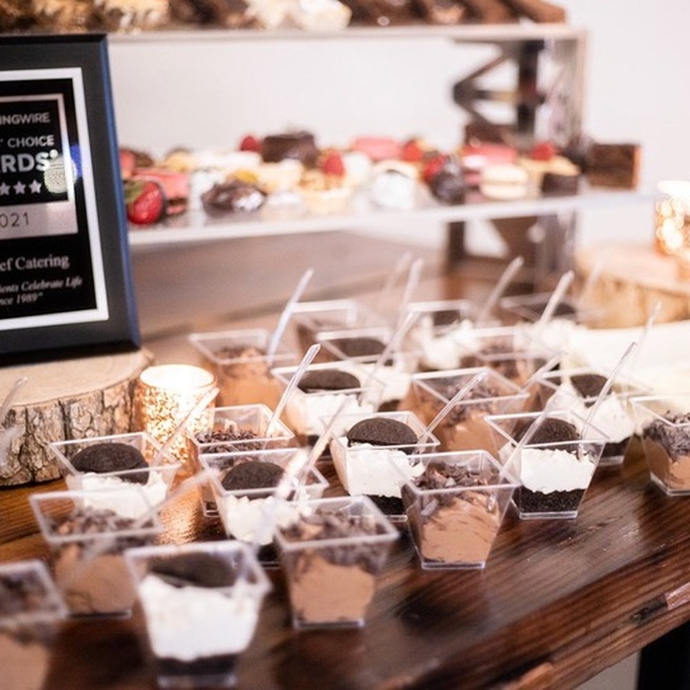 Yigitlar bir shisha uchun uysizlarni va ichkilikbozlarni sikishadi.