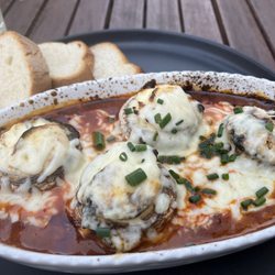 Potsdamer Hof - Mit Frischkäse gefüllte Champignons in Tomatensauce mit Käse überbacken