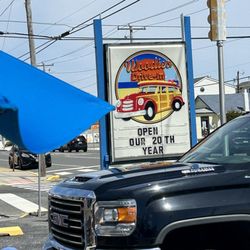 Woodies Drive-In - Exterior
