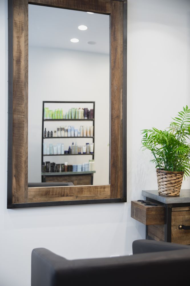 A'La Mode Salon & Company