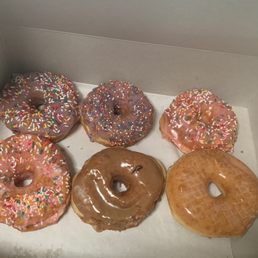 Fresh donuts! Fresh donuts!