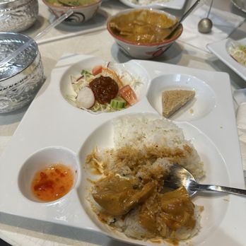 Muan Jai Thai Kitchen - Massaman chicken and fried tofo - Thai Near Me - Chicago, Illinois Muan Jai Thai Kitchen - Massaman chicken and fried tofo - Thai Near Me - Chicago, Illinois