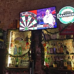 Paddy's Bar - Flaschen und Monitor hinter dem Tresen