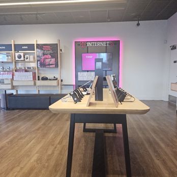 T-Mobile Experience Store - Getting a new screen protector put on my Samsung - Mobile Phones Near Me - Gresham, Oregon T-Mobile Experience Store - Getting a new screen protector put on my Samsung - Mobile Phones Near Me - Gresham, Oregon