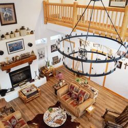 The Cellar at Creekside - Main Lodge with 4 Guest  Suites