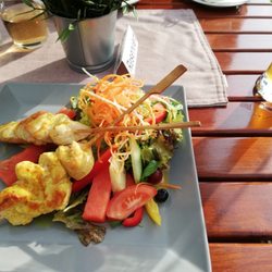 Am Turm - Hähnchenspieße mit vital Salat und Mango Dressing