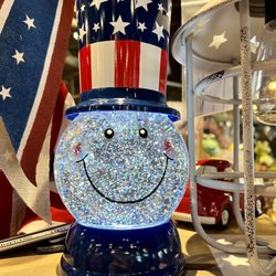 Cracker Barrel Old Country Store - Glitter Globe