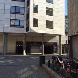 Q-Park - Hier geht's rein, nicht von der engen Sackgasse täuschen lassen.