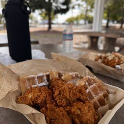 RILEY'S FOOD TRUCK - Chicken & Waffles