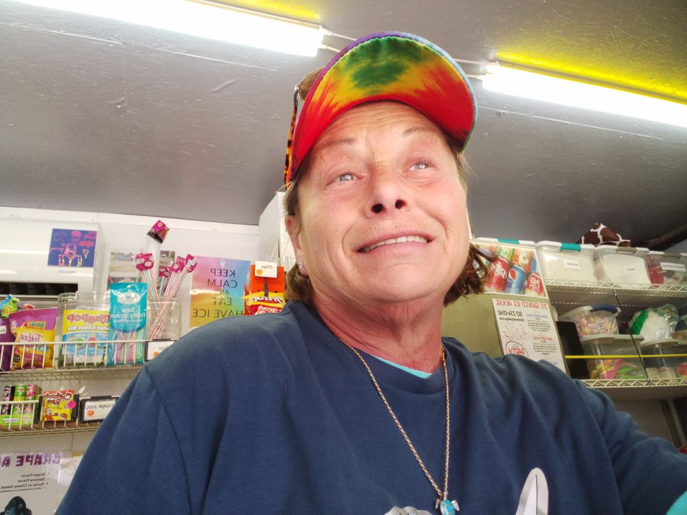 Dee's Shaved Ice House Logo