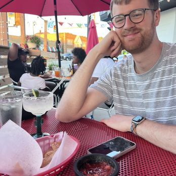 Ventura's Taco - Chips and salsa on the patio - Mexican Near Me - Milwaukee, Wisconsin