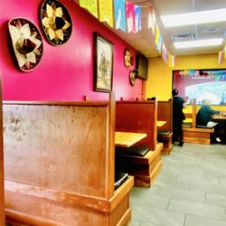 El Gordos Mexican Grill - "Pink wall with booths" la vie en rose OuiOui.