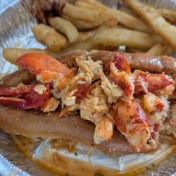 Sunset Seafood - Traditional lobster roll with fries