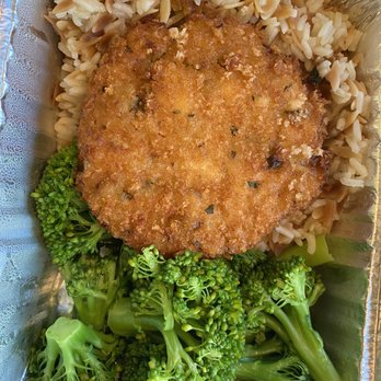 Pren - Crab Cake Entree with rice snd broccoli - American Near Me - Chester, New Jersey