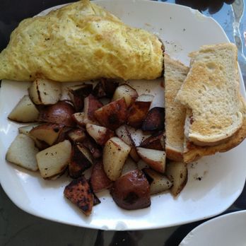 Bella’s Cafe - Omelet, Home fries and toast - Cafes Near Me - Boulder Creek, California