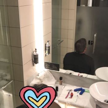 Hub By Premier Inn - Note the bathroom door! Being tall, I could see my travel mate if I wanted to! Bring your relationship to a whole new level !!! - Hotels Near Me - London, XGL