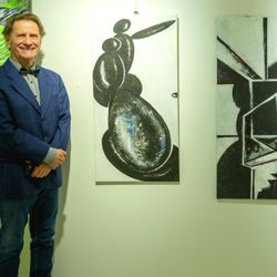 Radio Z - Ezimo Reinhard Bienert vor seinen neuesten Werken " Raum und Mensch" in der Herzogenauracher Ausstellung zu sehen.