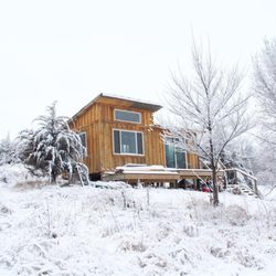 Windy Goat Acres - Sunrise cabin in the snow