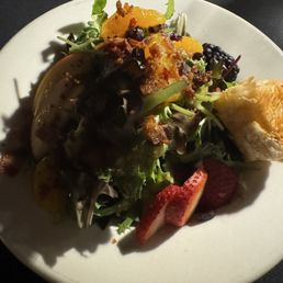 Vinaigrette salad with fresh fruit