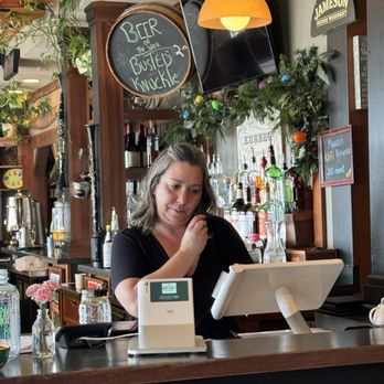 Maggie's On Main - Hostess - Breakfast & Brunch Near Me - Onalaska, Wisconsin