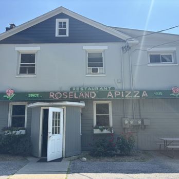Roseland Apizza - Pizza Near Me - Derby, Connecticut