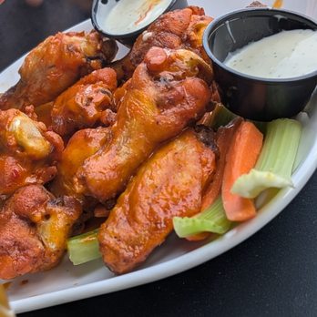 Great Divide Brewery & Roadhouse - Buffalo Wings - New American Near Me - Lone Tree, Colorado