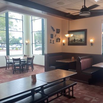 Rusty's Pizza Parlor - Dining area - Pizza Near Me - Goleta, California