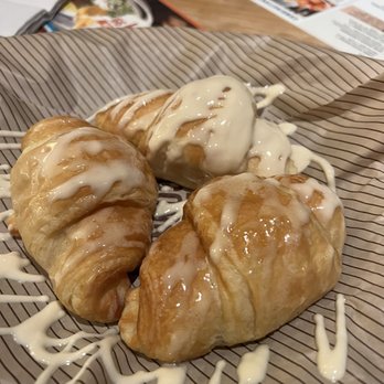 Cheddar's Scratch Kitchen - Tasty croissants - American Near Me - San Marcos, Texas