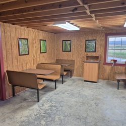 Stoners Dairy Farm and Corn Maze - Dining area