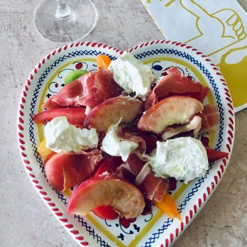 Primi - Salade Caprese. Tomates anciennes, pêches, Prosciutto, Burrata di Buffala - Italian Near Me - Bordeaux, 33