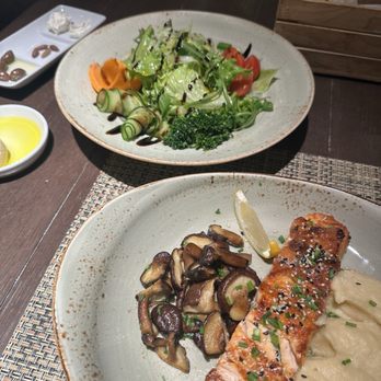 SOMOS Restaurant & Lounge - Salmon. - Mediterranean Near Me - Porto, 13